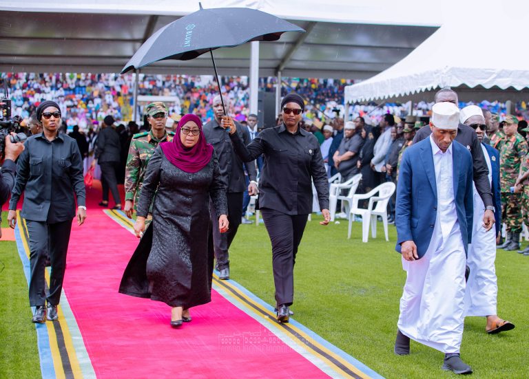 RAIS SAMIA AONGOZA VIONGOZI NA WANANCHI WA ZANZIBAR  KUAGA MWILI WA RAIS MSTAAFU MZEE ALI HASSAN MWINYI UWANJA WA AMANI ZANZIBAR