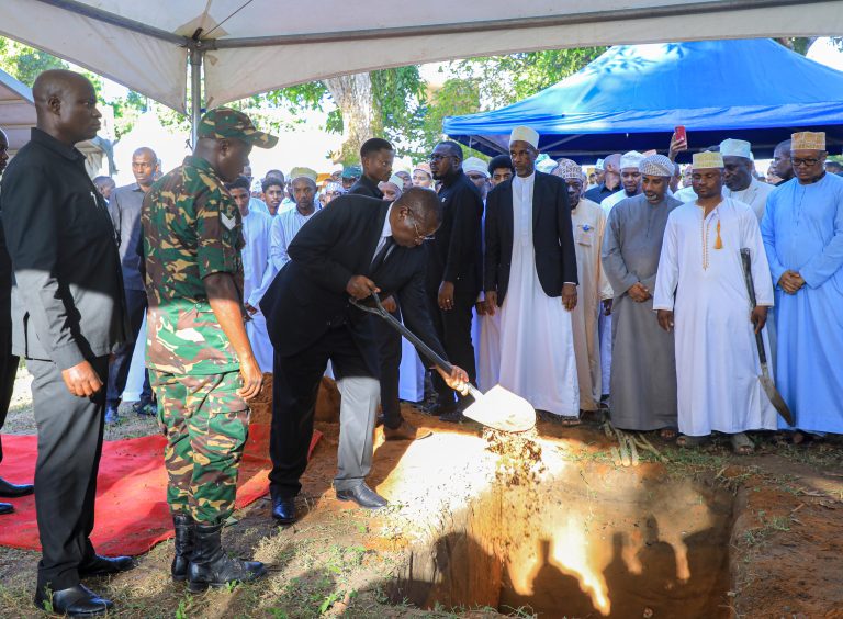 MAKAMU WA RAIS ASHIRIKI MAZIKO YA HAYATI ALI HASSAN MWINYI