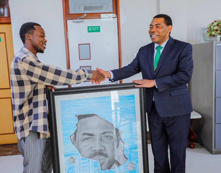 KIJANA ABELI AMKOSHA DKT. NCHEMBA KWA SANAA YA UCHORAJI