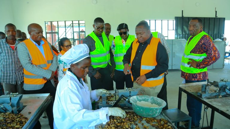 BODI YA CAMARTEC YATEMBELEA KIWANDA DARASA CHA KUBANGUA KOROSHO MANYONI