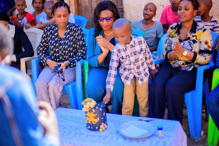 KEKI YA BILIONEA MULOKOZI YAKATWA NA WATOTO YATIMA ,MISAADA YAMININIKA KWAO