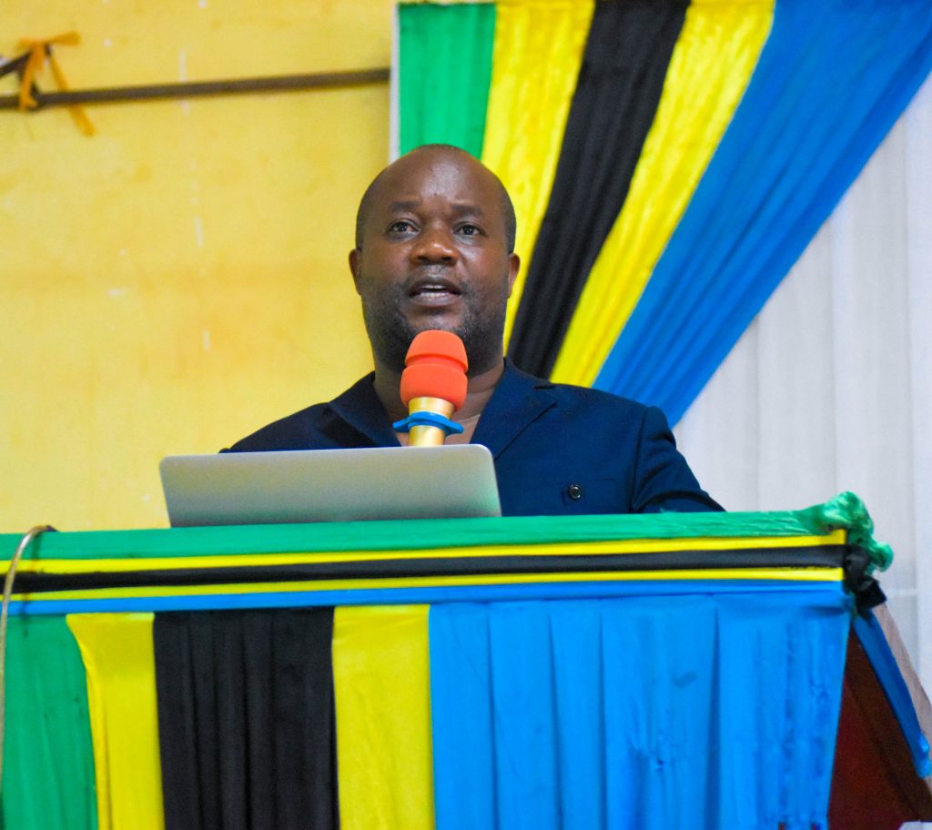 ADEM YAWAPIGA MSASA WALIMU WAKUU 4,620 WA MIKOA 6 TANZANIA BARA