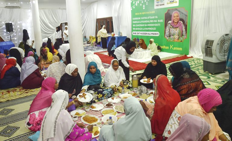 RAIS  ALHAJJ DK.MWINYI AJUMUIKA NA WANANCHI WA MKOA WA MJINI MAGHARIBI UNGUJA KATIKA IFTAAR ALIYOWAANDALIA KATIKA UKUMBI WA SHEIKH IDRISSA ABDULWAKIL KIKWAJUNI ZANZIBAR