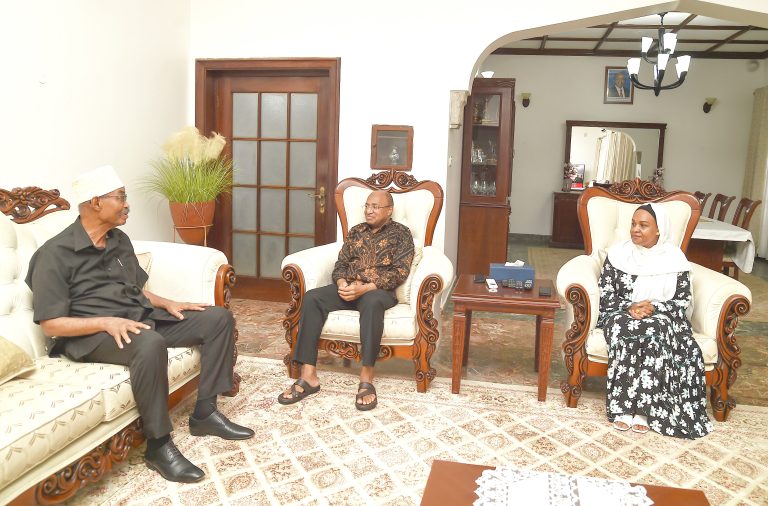 RAIS MSTAAFU WA ZANZIBAR MHE.DKT KARUME NA GAVANA WA BOT WATOWA MKONO WA POLE KWA RAIS WA ZANZIBARB MHE. DK.HUSSEIN MWINYI IKULU MIGOMBANI ZANZIBAR