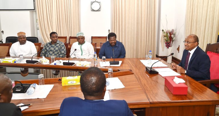 MAKAMU MWENYEKITI WA CCM ZANZIBAR RAIS WA ZANZIBAR MHE.DK.HUSSEIN MWINYI AMEPOKEA SALAMU ZA POLE KUTOKA KWA KATIBU MKUU WA CCM TAIFA