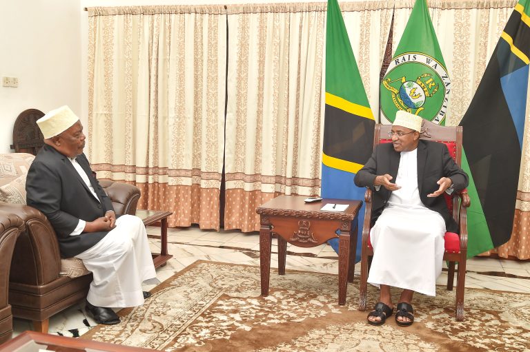 RAIS WA ZANZIBAR ALHAJJ DK.HUSSEIN MWINYI APOKEA SALAMU ZA POLE KUTOKA KWA MWENZA WA RAIS WA TANZANIA IKULU ZANZIBAR