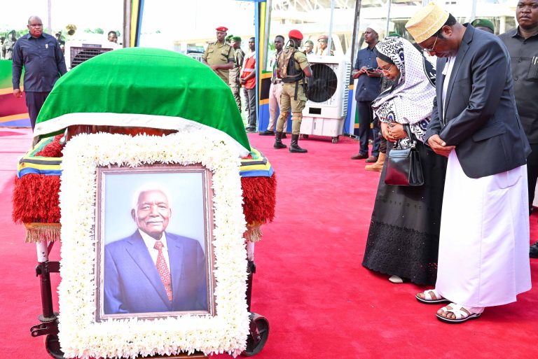 MAJALIWA ATOA HESHIMA ZA MWISHO KWA HAYATI ALI HASSAN MWINYI