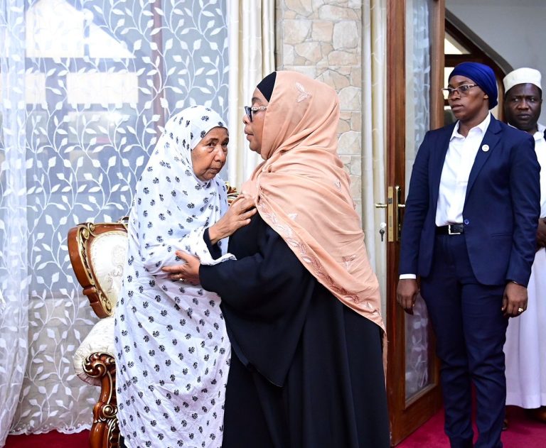 RAIS SAMIA APOKEA MWILI WA HAYATI RAIS MSTAAFU ALI HASSAN MWINYI ZANZIBAR