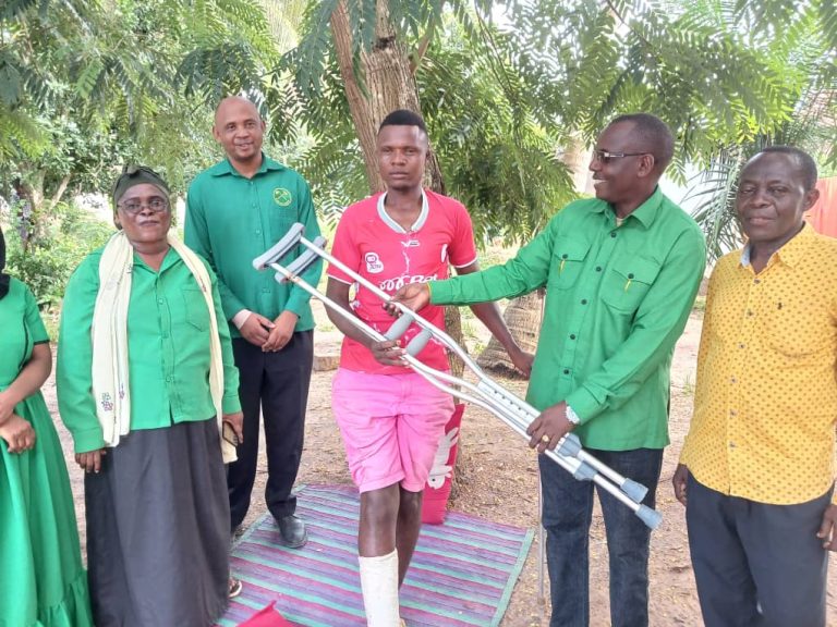 KATIBU WA CCM KIBAHA MJI AMKABIDHI MAGONGO KIJANA AMBAYE ALIPATA AJALI YA LORI