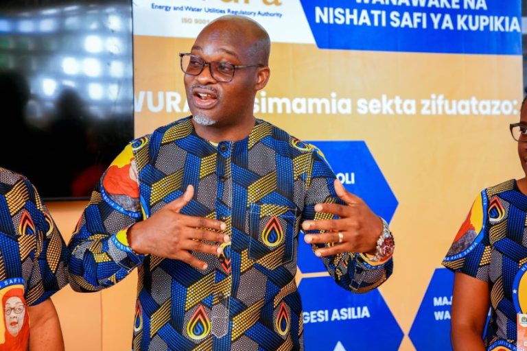 DKT.ANDILILE TUMEJIPANGA KUMTUA MWANAMKE KUNI NA MKAA KICHWANI