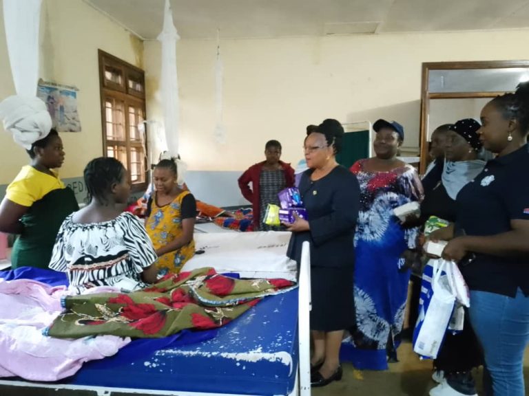 MBUNGE MWAKAGENDA KWA KUSHIRIKIANA NA WANAWAKE WACHIMBAJI WADOGO WA MADINI WATOA MSAADA HOSPITALI YA WILAYA YA GEITA 