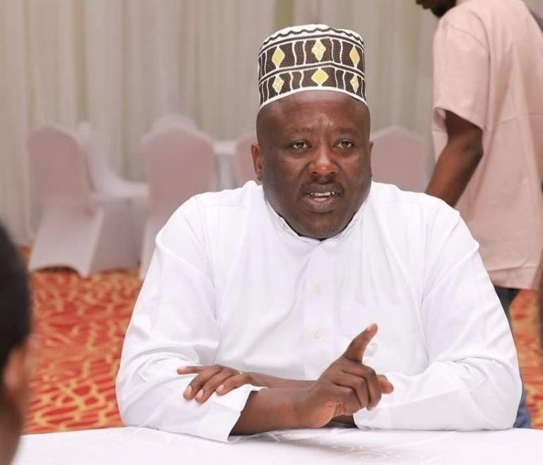 MHANDISI LUHEMEJA- AWAPONGEZA WATUMISHI OFISI YA WAZIRI MKUU KWA MSHIKAMANO KAZINI