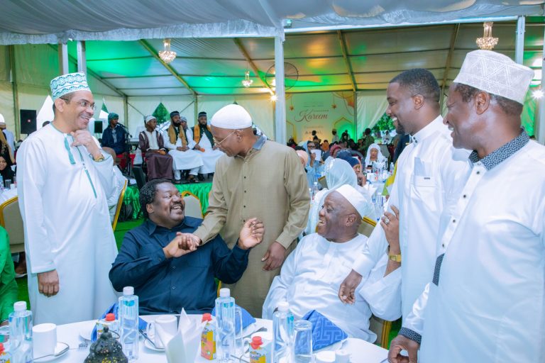KATIBU MKUU CCM AKIFURAHIA JAMBO NA VIONGOZI WA SIMBA IKULU
