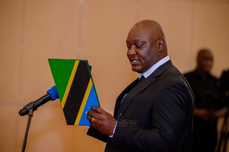 RAIS SAMIA AWAAPISHA VIONGOZI MBALIMBALI IKULU DAR ES SALAAM