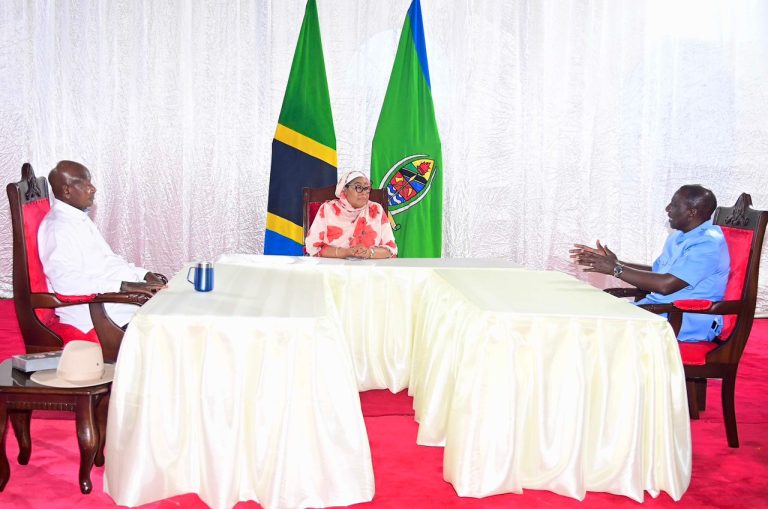 RAIS SAMIA AKUTANA NA MARAIS YOWERI MUSEVENI NA WILLIAM RUTO