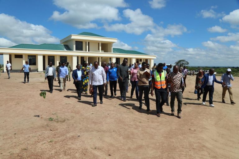 PAC YAKAGUA MRADI WA UJENZI WA SHULE YA SEKONDARI YA WASICHANA SOLYA WILAYANI MANYONI