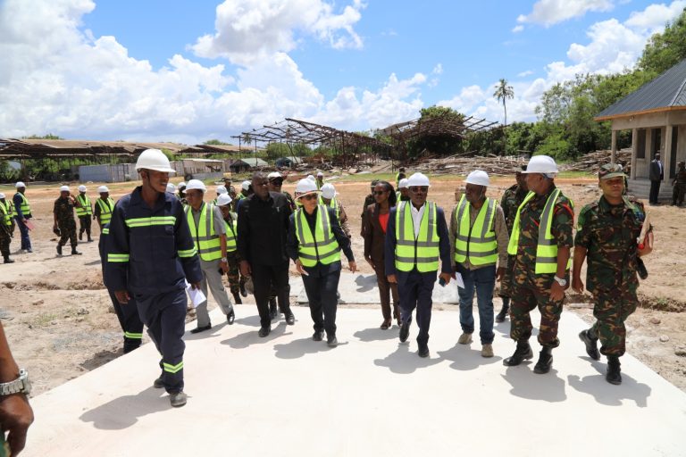 KAMATI YA KUDUMU YA BUNGE YA MAMBO YA NJE, ULINZI NA USALAMA YATEMBELEA MAGHALA YA JESHI NA CHUO CHA TAIFA CHA ULINZI  NA KUFURAHISHWA NA UTEKELEZAJI WA MIRADI HIYO