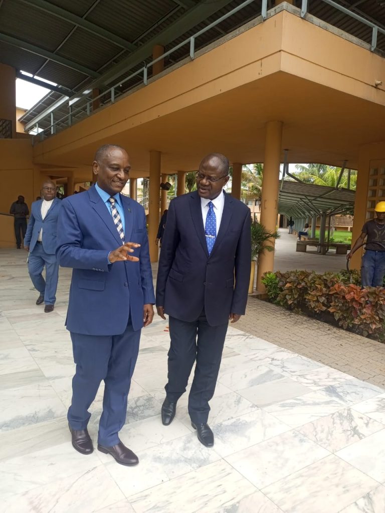 BALOZI KASIKE AKUTANA NA MKUU WA CHUO CHA JOAQUIM CHISANO MU