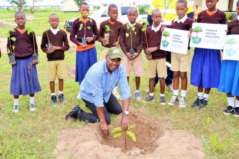 BARRICK BULYANHULU NA KAKOLA DIGITAL SOLUTION WAGAWA MICHE YA MITI KATIKA SHULE YA MSINGI BULYANHULU MSALALA