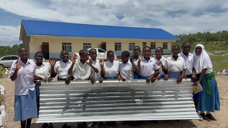 NMB YATOA VIFAA VYA UJENZI KWA SHULE SITA NYASA