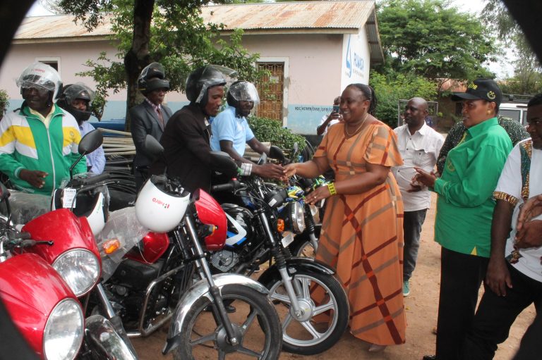 WATOA HUDUMA YA MAJI NGAZI YA JAMII WAPATIWA PIKIPIKI  