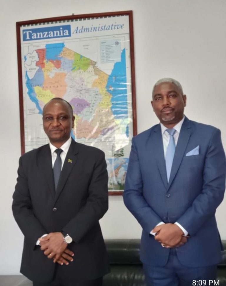 BALOZI KASIKE AKUTANA NA BALOZI WA KENYA JIJINI MAPUTO