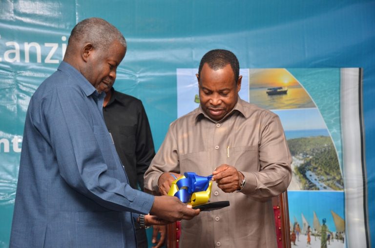 MAKAMU WA KWANZA AZINDUA KITABU CHA RIPOTI YA HALI YA MAZINGIRA YA PWANI NA BAHARI YETU