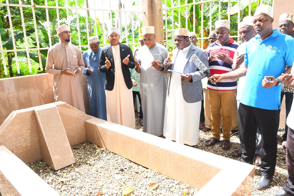 ZIARA KATIKA KABURI LA WAZIRI KIONGOZI WA KWANZA 1964 BRIGEDIA RAMADHAN HAJI FAKI