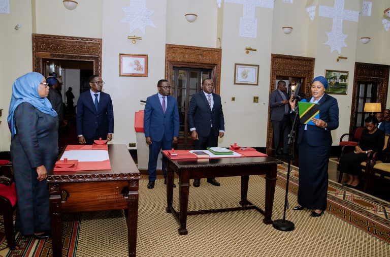 RAIS SAMIA AWAPISHA VIONGOZI IKULU DAR ES SALAAM