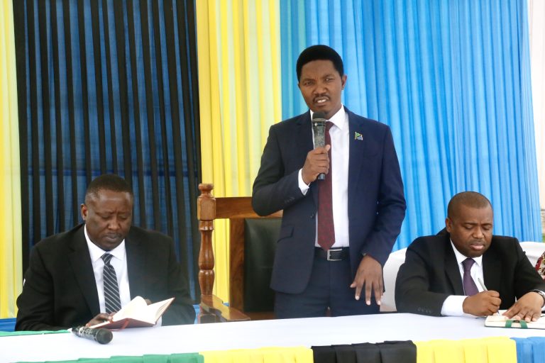 WAZIRI JAFO AKUTAJNA NA WATUMISHI WA OFISI YA MAKAMU WA RAIS