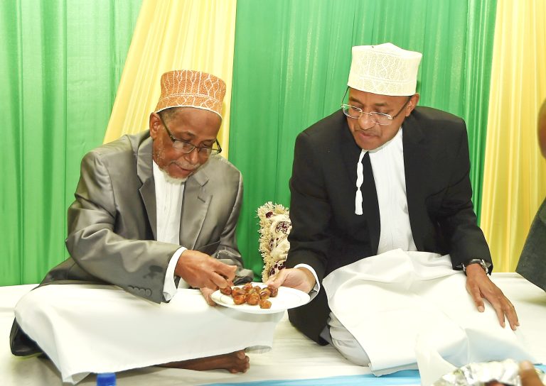 MAKAMU MWENYEKITI WA CCM ZANZIBAR NA RAIS  ALHAJ DK. MWINYI AJUMUIKA NA VIONGOZI WA CCM NA WAFANYAKAZI WA CCM ZANZIBAR KATIKA IFTAR 