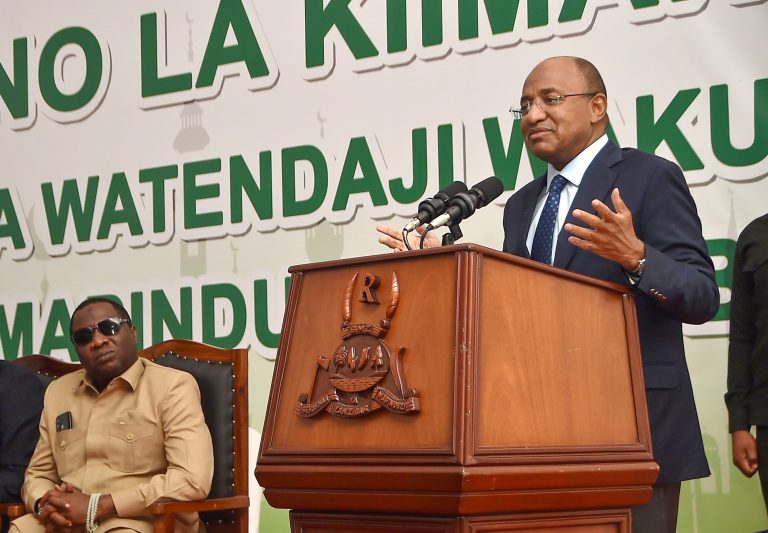 RAIS WA ZANZIBAR ALHAJJ DK.HUSSEIN MWINYI AFUNGUA KONGAMANO LA KIIMANI KWA VIONGOZI NA WATENDAJI WAKUU WA SERIKALI YA MAPINDUZI ZANZIBAR UKUMBI WA SHEIKH IDRISSA ABDULWAKIL KIKWAJUNI ZANZIBAR.