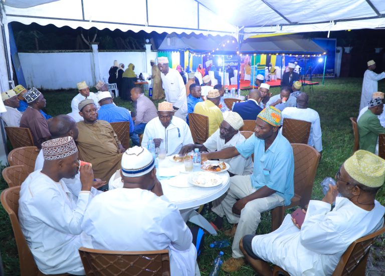 MAKAMU WA RAIS ATOA SADAKA YA FUTARI KWA WANANCHI WA WILAYA YA MAFIA