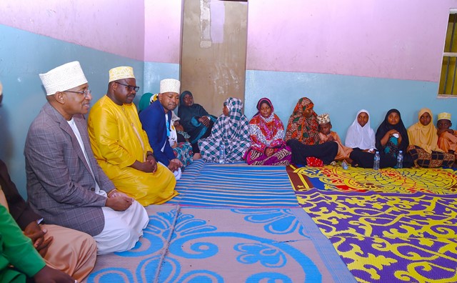 DK.HUSSEIN MWINYI AMEJUMUIKA NA WANANCHI KATIKA MAZIKO YA MKE WA WAZIRI WA KILIMO ZANZIBAR MHE.SHAMATA.