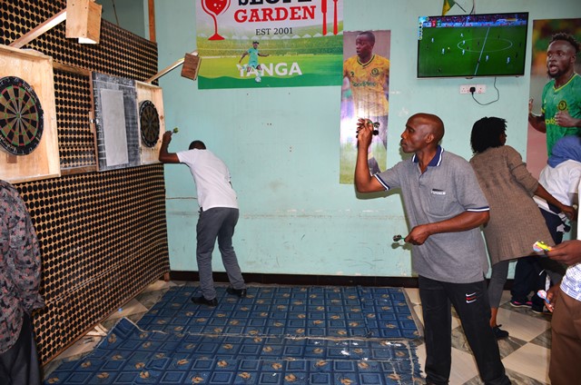 ULINZI YA WACHEZESHA KWATA WAPINZANI KATIKA DARTS.