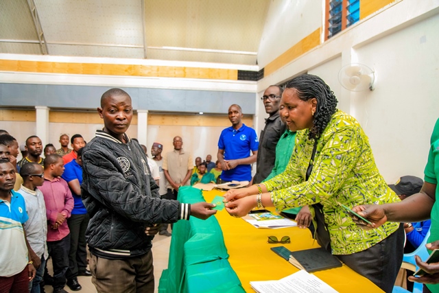 MNEC DKT MABULA AKABIDHI KADI ZA CCM KWA BODA BODA.