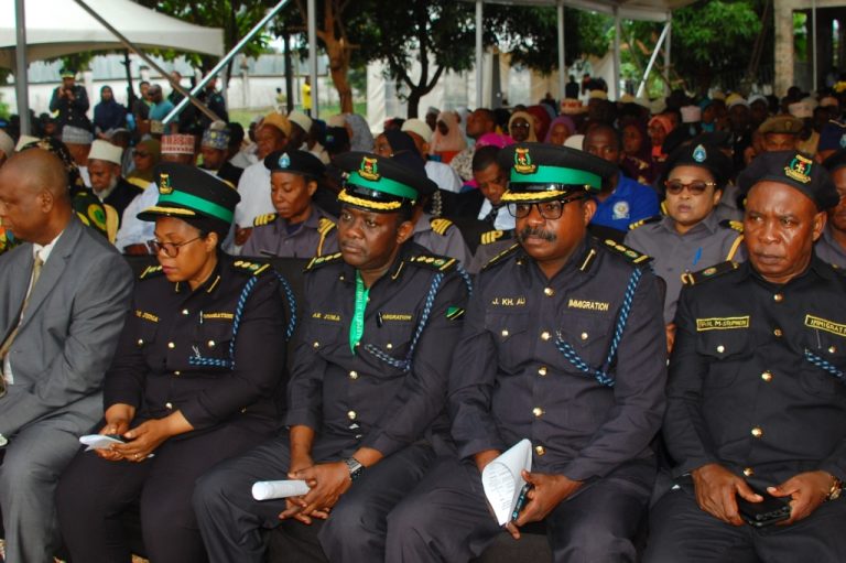 RAIS WA ZANZIBAR DK HUSSEIN ALI MWINYI AWEKA JIWE LA MSINGI JENGO LA AFISI YA UHAMIAJI ZANZIBAR.