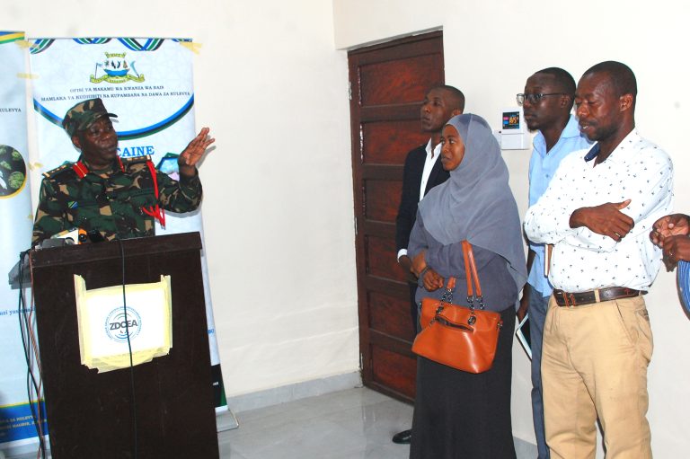 KAMISHNA MKUU WA MAMLAKA YA KUDHIBITI NA KUPAMBANA NA DAWA ZA KULEVYA ZANZIBAR AZUNGUMZA NA WAANDISHI