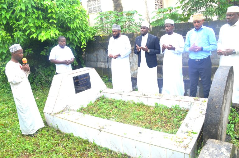 DUA KATIKA KABURI LA SHEIKH THABIT KOMBO YAFANYIKA ZANZIBAR