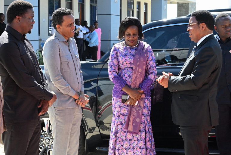 WAZIRI MKUU ASHUHUDIA UTIAJI SAINI MIKATABA 20 YA UMWAGILIAJI