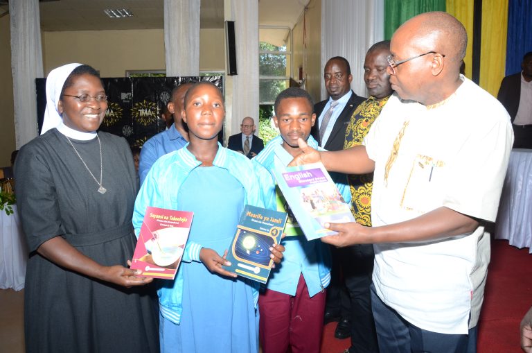 DKT NDUMBARO AFUNGUA MAFUNZO YA URASIMISHAJI WA KAZI ZA WASANII NA UANDISHI WA VITABU MKOANI RUVUMA