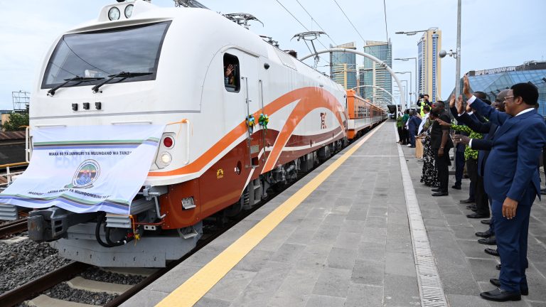WAZIRI MKUU AWAAGA VIONGOZI WA DINI, UZINDUZI WA ROUTE YA SGR DAR – DODOMA