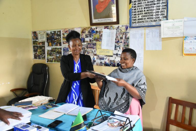 WANAFUNZI WASIOONA SHULE YA MSINGI MGEZA MSETO BUKOBA WAPATIWA VITABU VYA BRAILLE NA RADIO ZENYE UJUMBE MUHIMU WA LISHE.