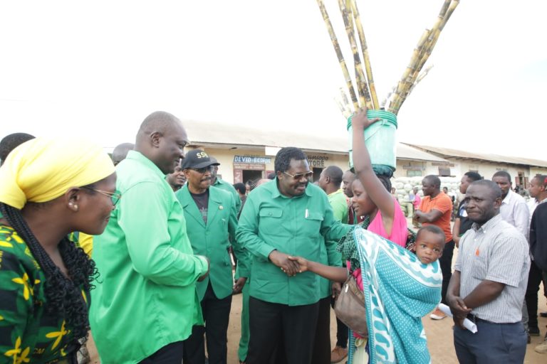 DKT. NCHINBI AKIZUNGUNZA NA MWANANCHI KATIKA SOKO LA MAZAO TUNDUMA