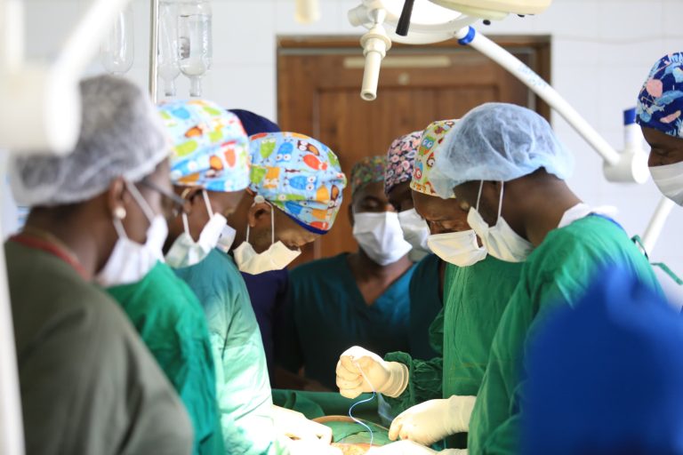 MADAKTARI SEKOUTOURE WAFANIKISHA KUTOA JIWE LA GRAM 800 KWENYE KIBOFU CHA MKOJO