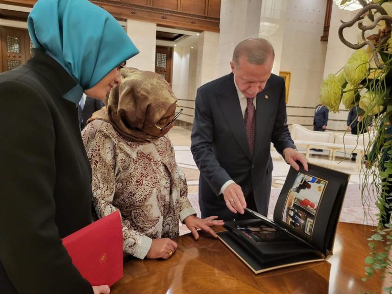 RAIS SAMIA NA MWENYEJI WAKE RAIS RECEP TAYYIP ERDOGAN  KATIKA MATUKIO MBALIMBALI AKIWA  ZIARANI NCHINI UTURUKI