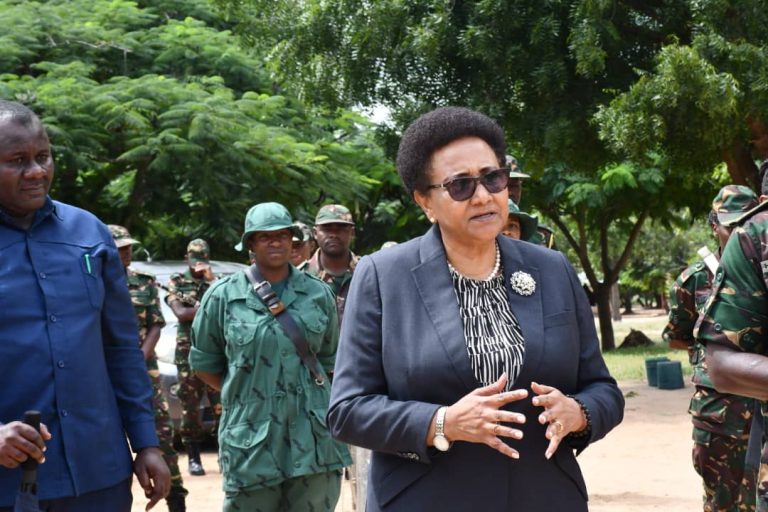 WAZIRI WA ULINZI NA JKT AFANYA ZIARA YA KIKAZI KIKOSI CHA 834 MAKUTUPORA