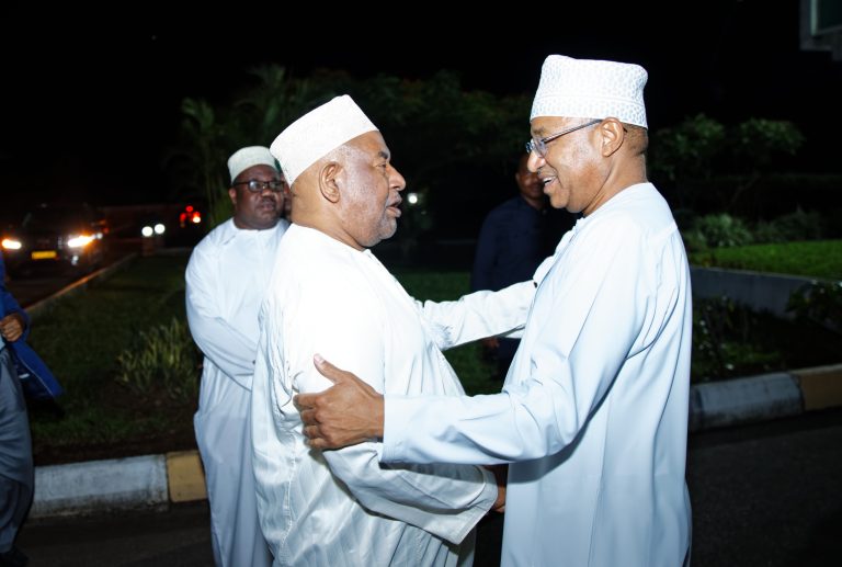 DK.MWINYI APOKEA SALAMU ZA POLE KUTOKA KWA RAIS WA COMORO