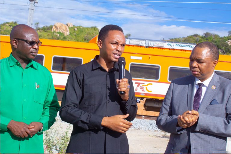 ALLY HAPI AMPONGEZA RAIS SAMIA KWA KUKAMILISHACRELI YA SGR DAR-DODOMA