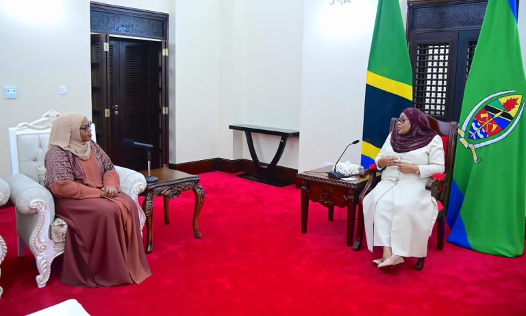 RAIS SAMIA AAGANA NA ALIYEKUWA BALOZI WA RWANDA TANZANIA BALOZI FATOU HARERIMANAA